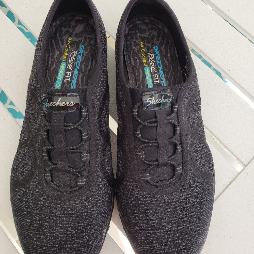 Sketchers Black Sz 9 Relaxed Fit Slip On Casual Fabric Shoes w/ Memory Foam